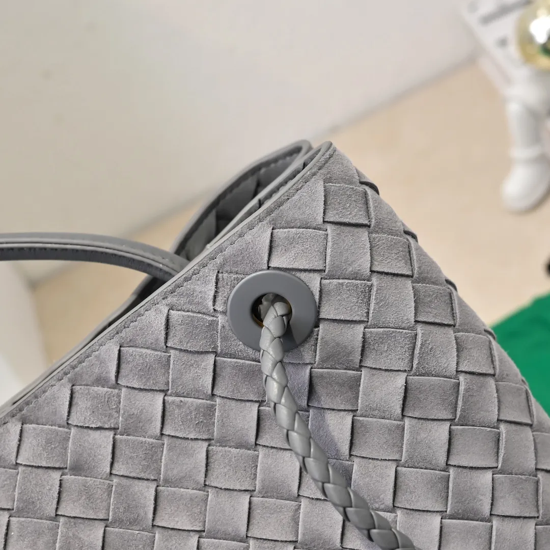 Batch 2360 BV new Andiamo is shipped‼ ️Really popular🔥The new Andiamo woven handbag launched by Bottega Veneta this season is really popular all over the world! ! Celebrities at home and abroad have worn it, and Oscar-winning actress Michelle Yeoh has taken it out on the street. Song Jia, Trai Yara, Yu Feihong, Sanji Ayaka, Rosie Hunting-Whiteley, Yoshioka Riho, etc. have all picked up this bag. It is classic and versatile, showing off its temperament, and the bag capacity is also large, which is very convenient for daily commuting! ! A variety of carrying methods, the shoulder straps can be adjusted by yourself, the original lambskin feels soft and delicate, and the unisex style breaks gender boundaries and brings a more practical and longer-lasting use experience. Andiamo, which has both elegant and casual styles, perfectly interprets the true appearance of "fashionable old money style". Style number: 8463 Size: 32*24*12